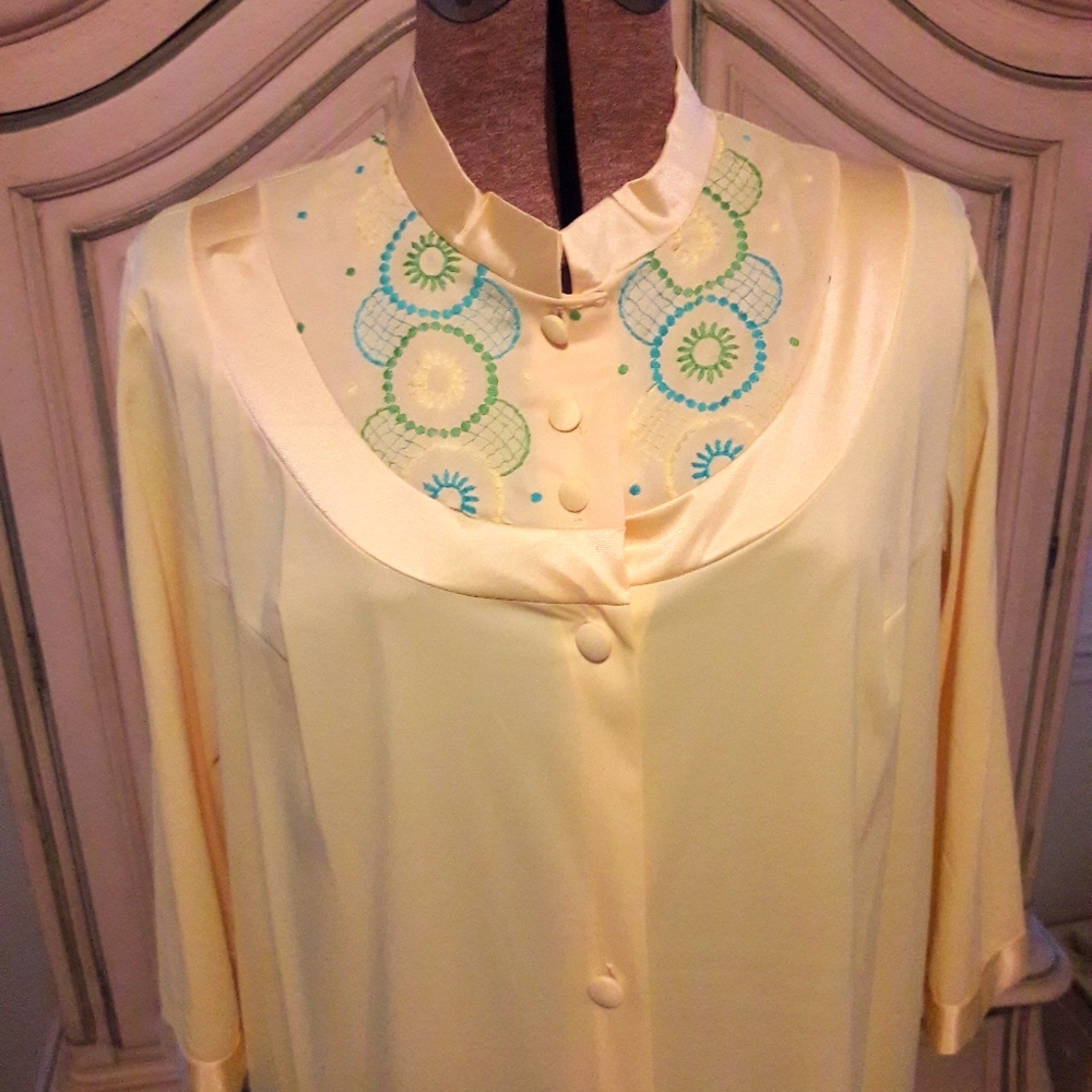 BOHO, VTG 1970S YELLOW, NYLON ROBE! GROOVY DESIGN!